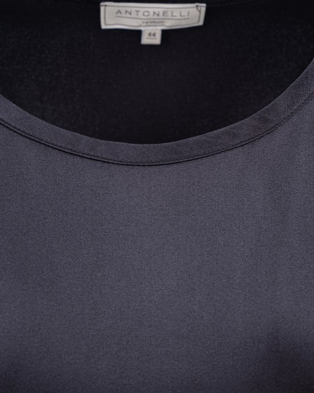 Shop ANTONELLI Saldi T-shirt: Antonelli camicia "Ansaldo" in seta.
Collo a giro.
Maniche lunghe.
Vestibilità regolare.
Composizione: 94% Seta 6% Lycra.
Fabbricato in Italia.. ANSALDO D1687 251-999